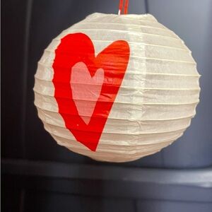 I “heart” you-18 Paper lanterns. Gentle used. 18 holders-mint condition.